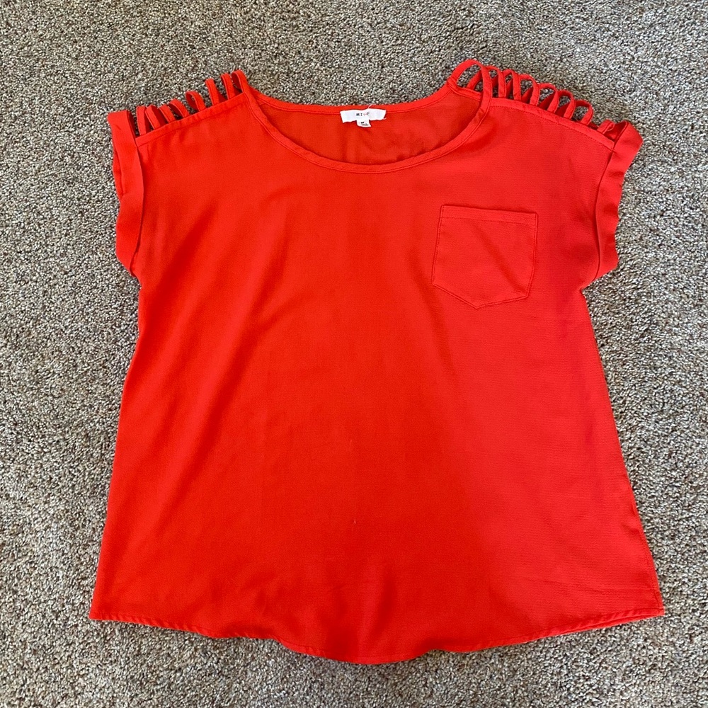 ✨2 for $10✨ Cut-out top with pocket